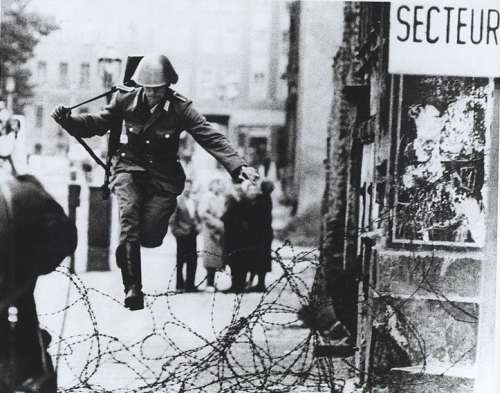 La celebra foto che immortala il sodato della DDR che fugge ad ovest durante la costruzione del muro.