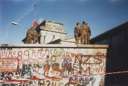 Soldati a guardia del muro durante la guerra fredda