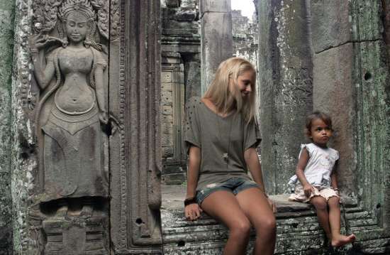 Zilla in un tempio asiatico con una bambina del luogo...
