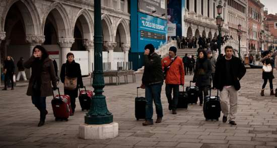 Turisti con trolley a Venezia: multa in vista?
