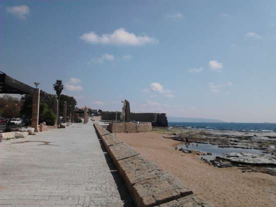 Il litorale di Acri con le mura sullo sfondo