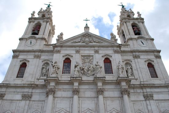 1024px-Basílica_da_Estrela_(Lisboa)_-_Fachada_principal