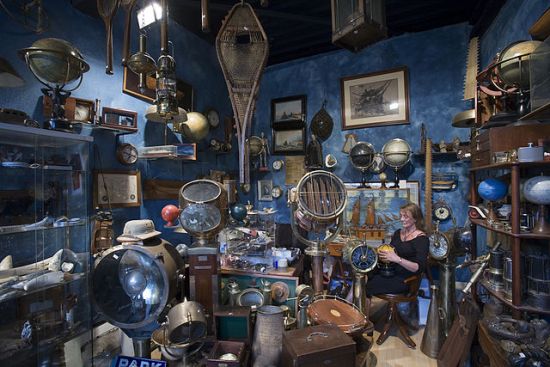 640px-Paris_-_Vintage_travel_gear_seller_at_the_marche_Dauphine_-_5212