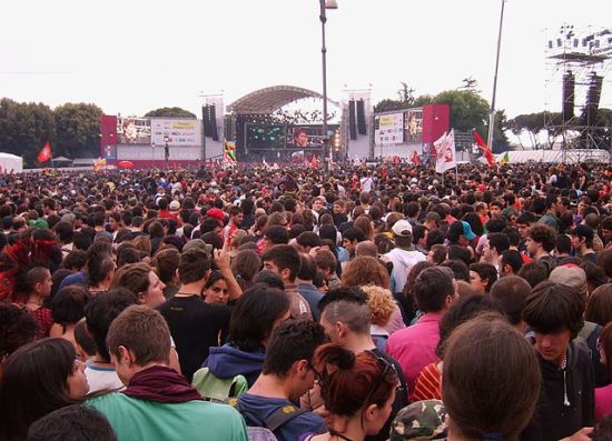 640px-Rome_concert_1-5-2007_crowd
