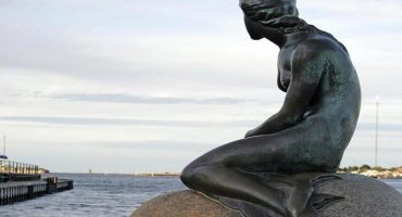 Copenhagen raccontata dalla sirenetta che fissa l’orizzonte.