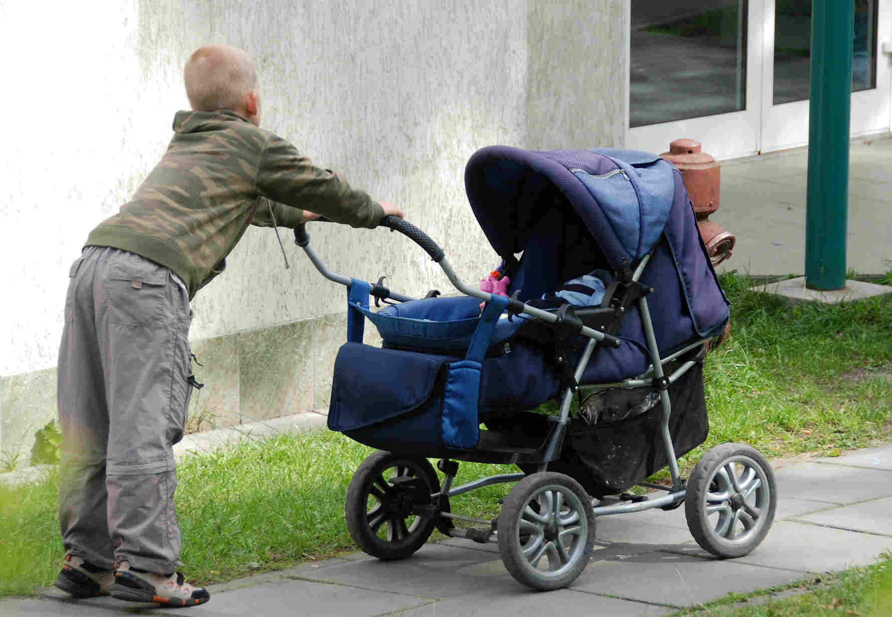 Коляску можно использовать для. Коляска прогулка. Ребенок в коляске. Детская коляска с ребенком. Взрослые в детских колясках.