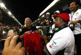 Richard Branson, da miliardario ad…assistente di volo!