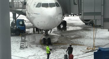Neve a fiocchi ed aerei a terra