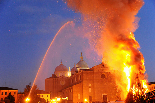 Pan e vin, falò d'inizio anno in Veneto Pan e vin, falò d'inizio anno in Veneto