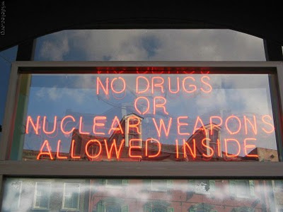 Niente droghe ed armi nucleari all'interno! Niente droghe ed armi nucleari all'interno!