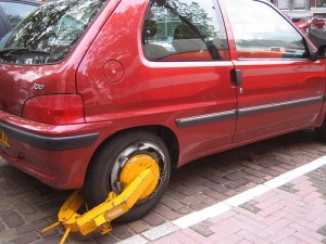 Questo succede a parcheggiare abusivamente!