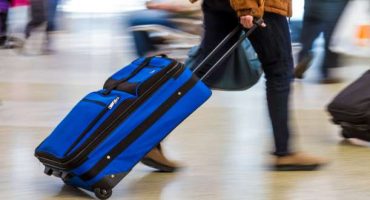 Bagagli a mano: easyJet tira la cinghia