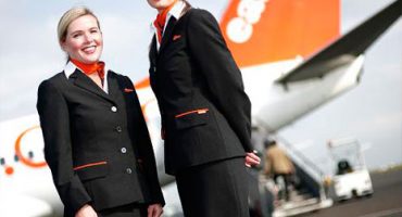 Voli easyJet: da maggio a settembre hostess in costume da bagno