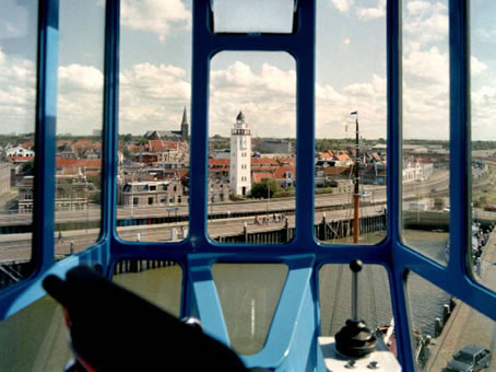 Vista di giorno, lato città Vista di giorno, lato città