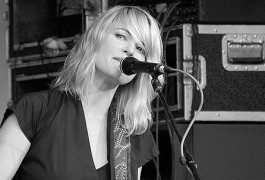 Leisha Hailey lasciata a terra