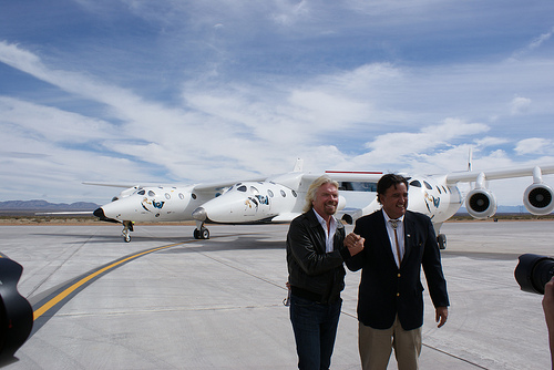 Richard Branson di fronte al White2Knight Richard Branson di fronte al White2Knight