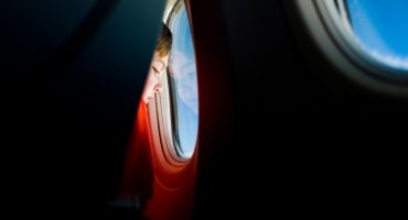 Ryanair utilizza il nastro adesivo per riparare un finestrino