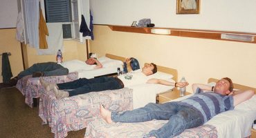 Notte in ostello: il compagno di stanza che non ti aspetti