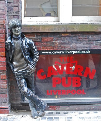 La statua di John Lennon all'esterno del Cavern Pub