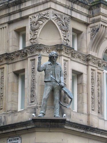 Statua di John Lennon sull'edificio dell'Hotel Hard Day’s Night