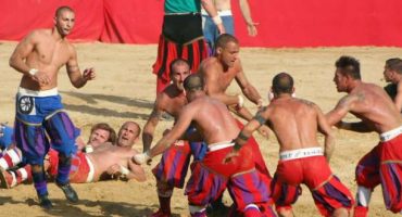 Appuntamento col Calcio Storico Fiorentino, l’antenato del Calcio