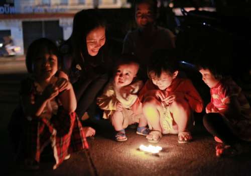 L'Hearth Hour 2013 in Vietnam