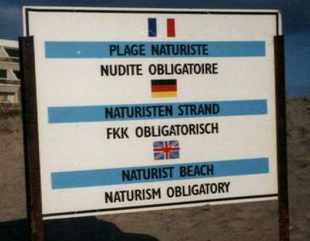 Cartellone all'ingresso di una spiaggia nudista