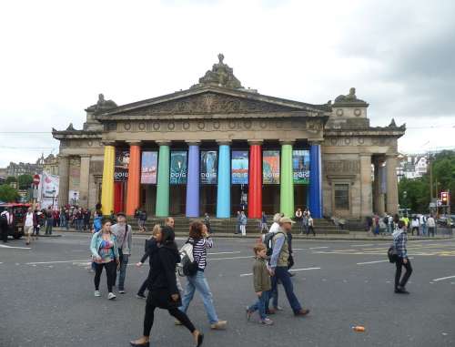 La Royal Scottish Academy decorata in occasione dell'International Festival