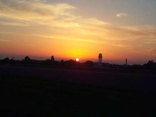 Tramonto a Tempelhofer Feld
