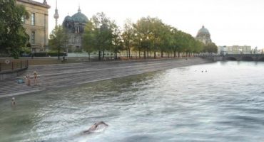Berlino, una piscina gigante nella Sprea