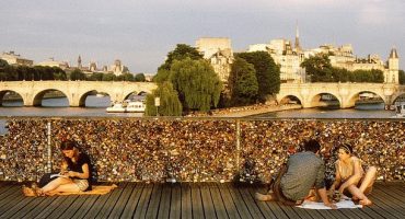 Parigi, via i lucchetti dell’amore dal Pont des Arts
