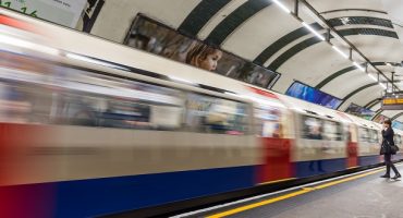 Londra: metro aperta anche di notte