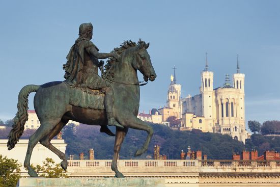 Statua di Luigi con Basilica sullo sfondo